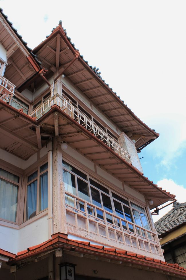 伊勢市駅まで参道を歩いて。　　<br /><br />旅館　山田館<br /><br />レトロな木造三層楼。<br /> 深川の宮大工が、作られたそうです。