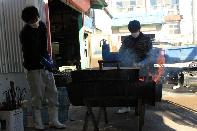 今度は、蒸し牡蛎を作ってます。