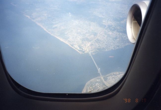 ベネズエラには、アメリカのジョンエフケネディ空港で乗り換えをしてカラカスに入りました。<br /><br />外国はテレビでしか見たことがなかったので、初めてジョンエフケネディ空港についた時は、本当に外国ってあるんだって感じでした。<br /><br />そして、海外の洗礼を受けました。<br />ジョンエフケネディ空港の乗り換えでターミナルバスに乗っているとき、黒人のお兄さんが、スーツケースをバスから降ろして親切な人だなぁと思ったのもつかの間、50＄要求されました。怖かったし乗り継ぎ便に乗れないと大変なので50$渡しました。<br /><br />