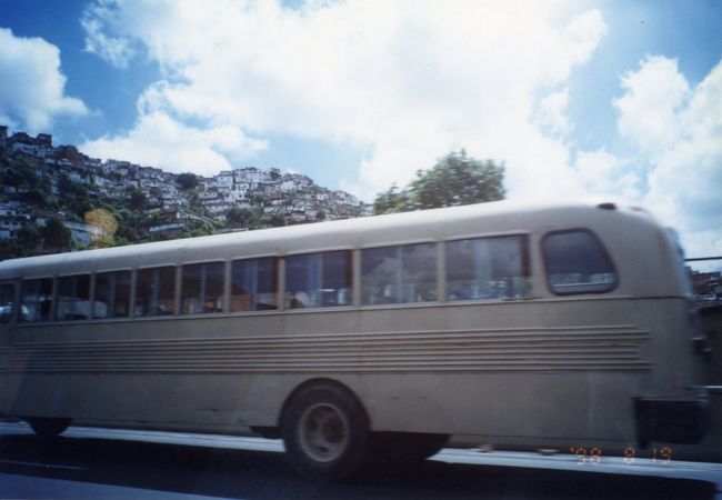 空港から降りると、排気ガスの匂いがします。<br />初めての時は、臭いと思ったけど２回目以降は、戻ってきたって感じでした。<br />日本でも、バスの排気ガスの匂いがすると懐かしい感じがします。<br />