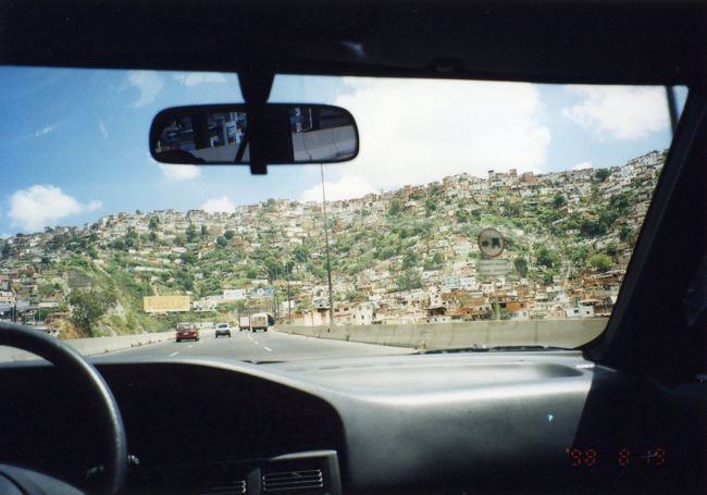 丘に茶色いバラックの家がぎっしりです。<br />夜に飛行機から街をみると、電気が不安定なのでロウソクの灯りみたいにユラユラしてます。