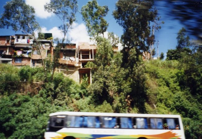 梱包材の木材は、すぐ家の材料になるそうです。<br />そして、電気は電線から無断で引いてしまうそうです。