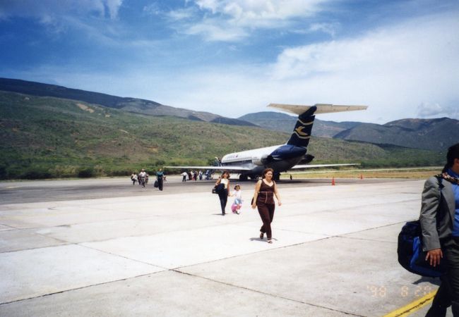 これは、ベネズエラの国内線です。<br />当時は飛行機のドタキャンもよくあったとか。<br />私が乗ったときは運転席のドアが開いたまま飛行してました。<br /><br />イミグレーションでは、日本人がどんな物持っているか検査員が興味深々なのでスーツケースを開けられます。中身はお土産や電線でぎっしり。