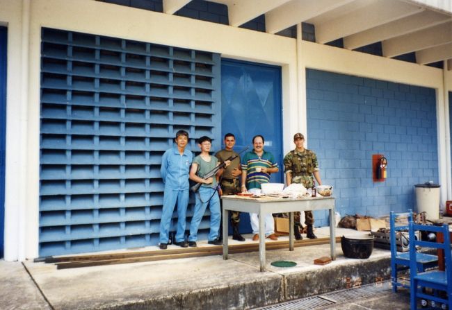 ガードマンにライフルを持たせて貰ったところ。<br />今と全然違う自分の姿にびっくりΣ(･ω･ﾉ)ﾉ！