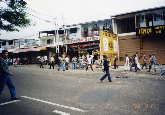 ホテル近くの町です。<br />コロンビアに近いサン・クリストバルという町です。