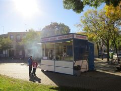 今日は訳あって先を急ぐのですが、どうしてもローマ橋を明るい時に見ておきたくて、再び歩いて向かいます。
通りに出ると芳ばしい香りが漂ってきました。チュロスを売るスタンドです。通勤途中にチュロスとコーヒーを買っていく人がいます。
チュロスというのは表面がギザギザの棒状のもので、その場で揚げたてを出しています。おいしそうなんですが朝食をたっぷり採ったあとなので残念ながらパス。