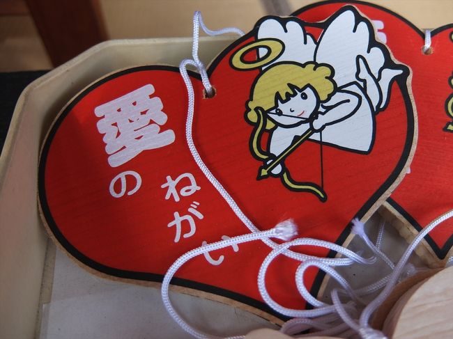 絵馬は派手。