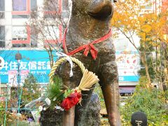 渋谷駅　ハチ公広場

「忠犬ハチ公」
安藤 士　作
1948年

お正月らしく注連縄をぶら下げていました。
外国人にも人気があり、写真を撮る人が絶えません。