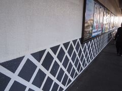 昨晩に引き続き、倉敷駅に到着です！人気の観光地なのでたくさんの人が下車していました。
ホームの壁も白壁風。倉敷っぽさを意識してますね。