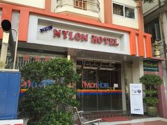 マンダレーの宿は、念のためアゴダで予約していた、「NYLON HOTEL」（ナイロンホテル）。

ミャンマーは宿が取りづらい上に高いと聞いていたので、事前予約したのですが、結果的には飛び込みでも全然OKな雰囲気でした。
