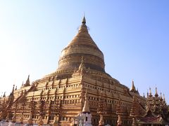 「シュエズィーゴン・パヤー」

ミャンマー中部の町ニャウンウーにある仏教寺院。都市遺跡バガンの近郊に位置する。11世紀にパガン朝を創始した初代王アノーラータが建設を開始。第3代王チャンスィッターにより完成した。アーナンダー寺院とともに、パガン朝を代表する寺院の一として知られる。

（コトバンクより）
