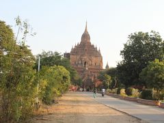 ティーローミンローじいん【ティーローミンロー寺院】

ミャンマー中央部、バガン（Bagan）にある仏教遺跡群の中で、最も大きな寺院。高さ45mの伽藍(がらん)の、弓形の切妻(きりづま)壁に施された石膏彫刻が有名である。バガン王朝のナンダウンミャー（Nandaungmya Min）王が、13世紀初めに王位継承者に選ばれたことを記念して建てられたといわれている。ナンダウンミャーの父王は、王位継承者を選ぶ際に、5人の王子の中から、傘が倒れた方向に座っていたナンダウンミャーを王位継承者に選んだという言い伝えが残っている。（コトバンクより）

●勝手におすすめ度（★３段階評価）
景色の良さ：★★
建物の価値：★★
みやげ物屋うざい度：★★
ローカル度：★
総合評価：★★
