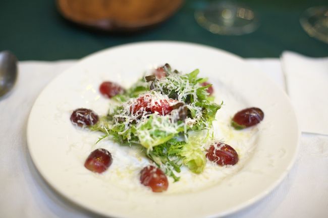 ブドウのサラダ。<br /><br />おろしたてのパルメザンチーズとオリーブオイルが絶品。