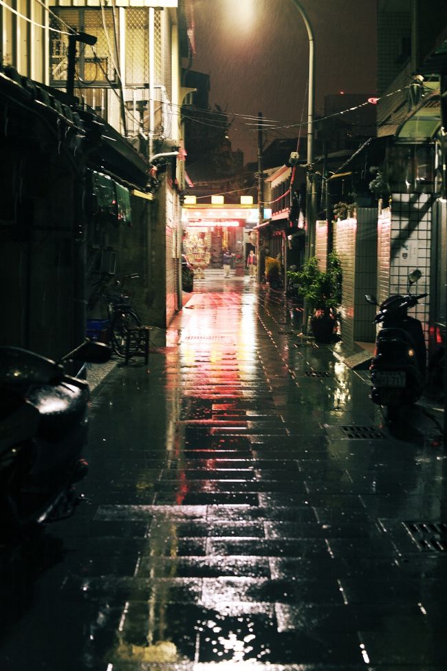 部屋でゆっくりおやつを食べ、バスタブにお湯をためてゆっくりつかり、そうこうしているうちに、夕食の予約の時間が近づいてきました。<br /><br />レストランはほど近いので、雨が降っていても平気。<br />歩いて行ってみましょう。