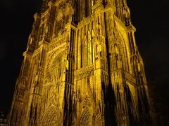 ライトアップされた大聖堂。