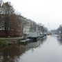 アムステルダムを水面近くから見上げる運河クルーズ。たくさんのハウスボートや運河に架かる橋を渡る人々。いつもとは違う目線で観光を。