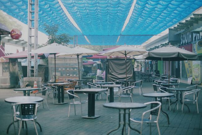 誰もいない朝のフードコート。<br />霧も出てて、なんとなく幻想的。