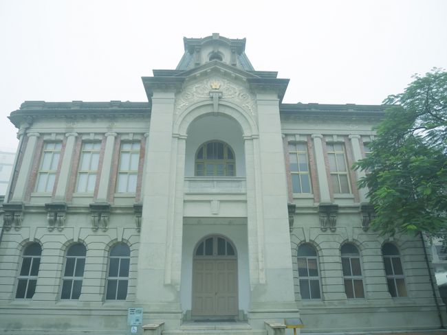 フラフラと歩き回っているうちに、何やら見覚えのある建物に。<br /><br />そう、台南公会堂です。<br />昨日「十八卯」にお茶を飲みに来たすぐ横にあったきれいな建物。<br />昨日は雨でちゃんと写真も撮れなかったので、記念にパチリ。