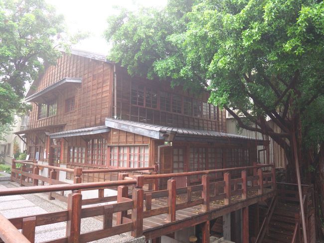 十八卯全景。<br />大きな木に囲まれて。<br /><br />２階席もあったのかな？