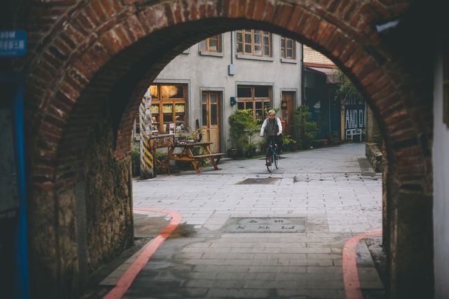 老古石渡が見えるアングルから。<br />いい具合におじいさんチャリラーが。<br /><br />さぁ、そろそろ家族の待つ部屋へ戻ろう。