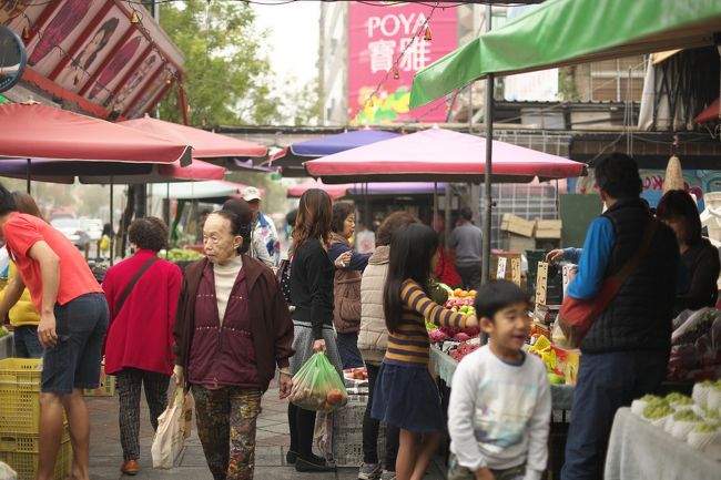さて、朝ごはんを食べに、再び水仙宮市場方面へ来てみました。<br /><br />今日は外の青果売り場を中心に歩きます。