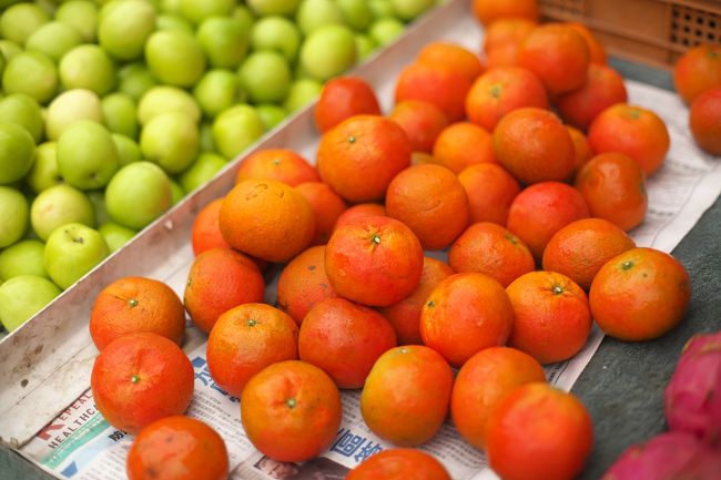 みかんとはまた違う柑橘系。<br />オレンジ色です。