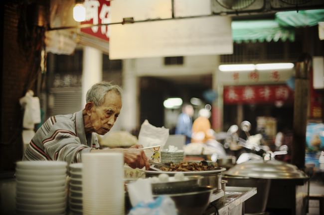さ、気を取り直して次。<br /><br />石精臼蚵仔煎。<br />店の外からも、腰の曲がったおじいちゃんが一人で黙々と焼いてる姿がとっても印象的で気になっていたのです。<br /><br />ガイドブックによると、石精臼というのは台南でも味が良いと評判の屋号で、これを名乗るということは味自慢の店だとのこと。<br />