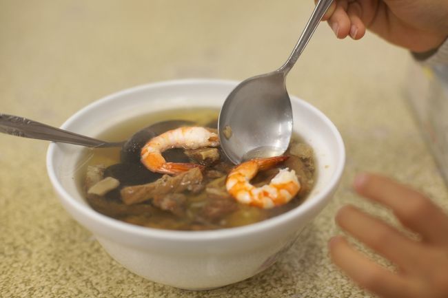 さぁ、おじいちゃんが作ってくれました。<br />これが香飯湯。<br /><br />おそらく香というのはシイタケでしょう。ほかにもエビ、お肉、野菜、いろいろ入ってとってもおいしそう！