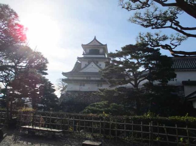 高知城様の現存天守閣様♪<br /><br />中　ひろいよぉぉぉ<br />中庭が気持ちいいよぉぉぉ<br /><br />日の当たり具合と回廊と中庭具合が<br />沖縄　首里城に似てると思った。<br />ま　植物はかなり違うけど　何が似てると思えたんだろう<br />今後　余裕ある時に考察してみます