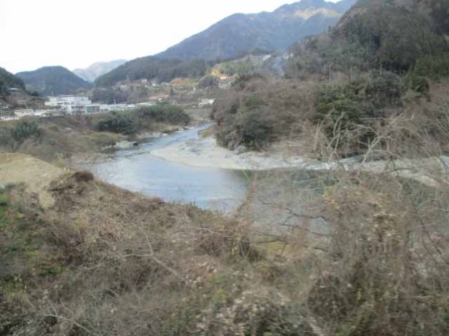 大歩危　小歩危<br />高知に向かい昨日の夜も通った線路<br />しかし　夜間　大歩危小歩危を通過しても<br />なにも見えなかった<br />民家の明かりさえ　見えない<br />トンネルに入ったかどうかもわからんかった<br />月の明るい夜だったらまた趣があったかもしれませんが<br />取り合えず景色を楽しみたいならば<br />昼間に通るに限ります