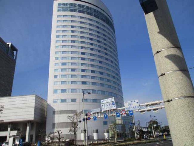 玉藻公園前からの写真<br />もうＪＲ高松駅前<br /><br />ちゃんと調べてないけど<br />電車駅から一番近いお城かもね♪<br />