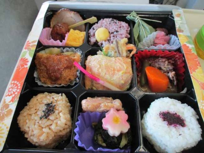 高松駅で買った弁当1000円<br />ＪＲ四国　車内販売が無いイメージだったけど<br /><br />丸亀-琴平間で車内販売があった<br />同じ弁当が売ってました。<br />せっかくなので　ホットコーヒー300円をたのんだ♪