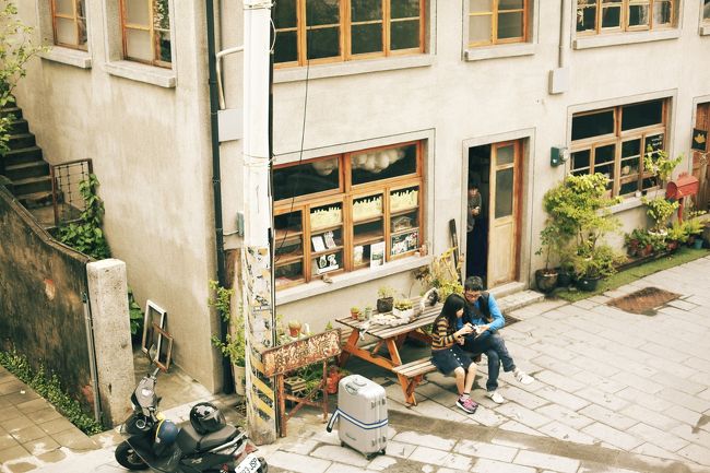 免悦門のそばでタクシーを待つ。