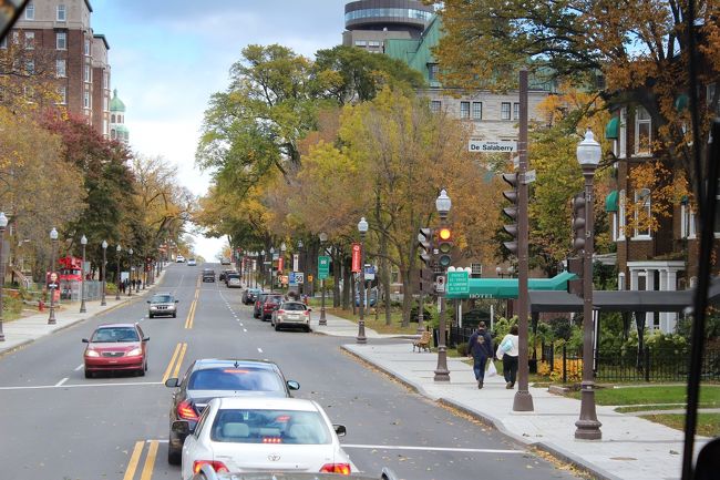 グラン・ダレ通りに出て走ります。<br /><br />ケベックのシャンゼリゼ通りとも呼ばれているとか？