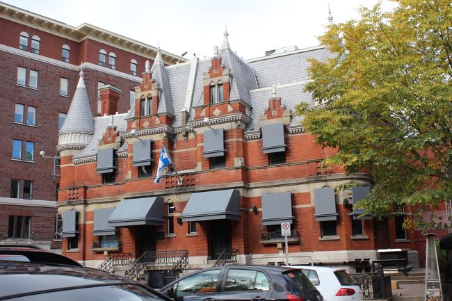 その通りにあるレストランへ入り昼食です。