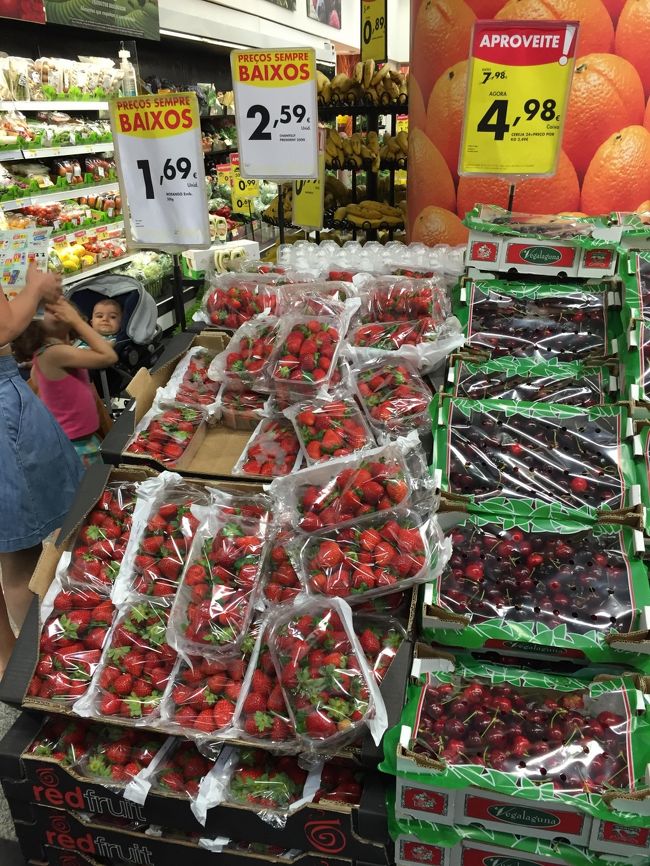 ホテルからずっと歩きで少々つかれたので、ホテル近くのスーパーに行きました。<br />いちごがセールで安かったので、購入♪