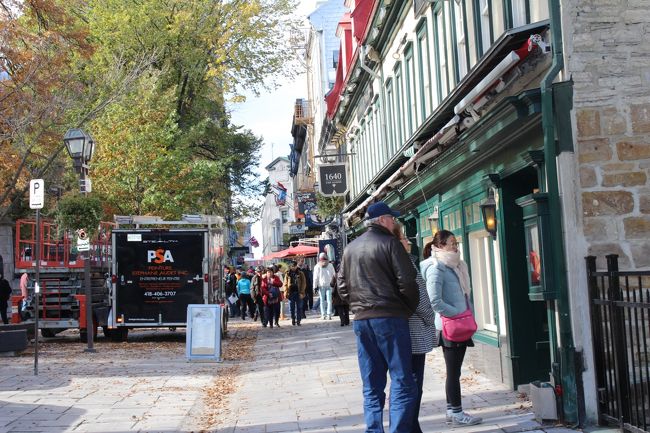 しゃれた店が並んでいます。