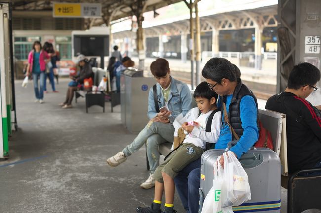 台南駅にて、電車を待つ。