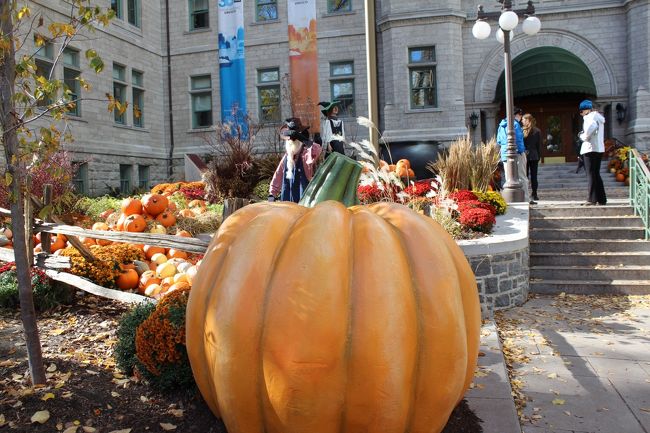 市庁舎の前はハロウィンの飾りつけがしてあり、皆さん写真に収めていました。