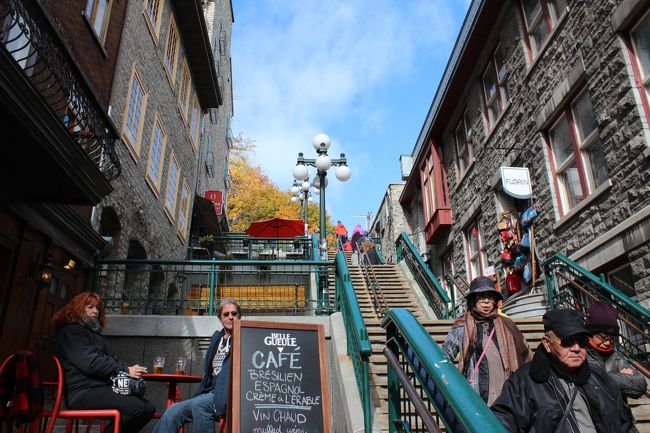 急な階段を下りてきました。