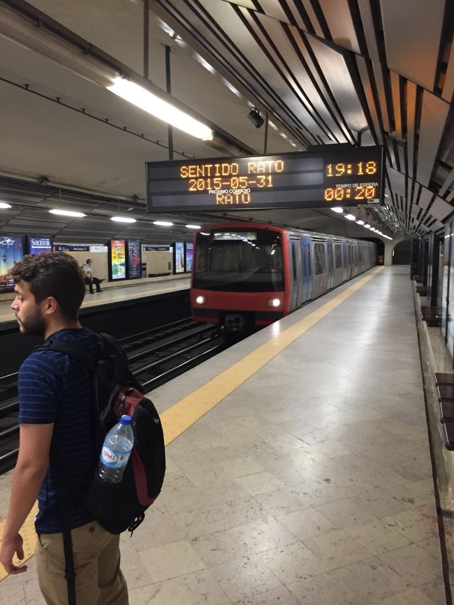 腹ごしらえをしたら、ここから仕事です。<br />空港までお客様を迎えに行きます。<br /><br />ホテル近くの地下鉄から空港へ向かいます。<br /><br />