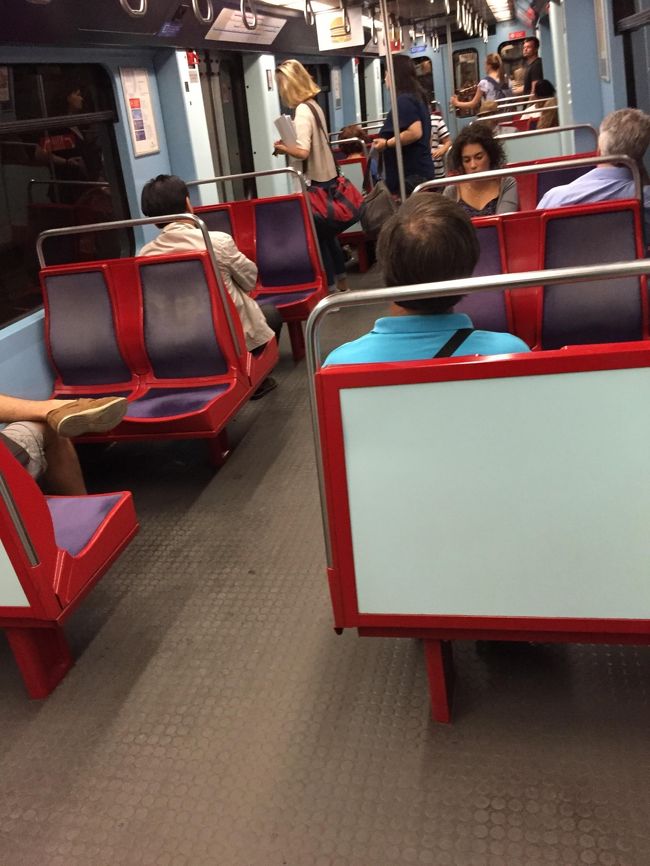 電車の車内の雰囲気。<br />赤色の座席が可愛かったですけど、ちょっと狭かったです（笑）<br /><br />今日はお客様をホテルをお連れして終了〜！<br />