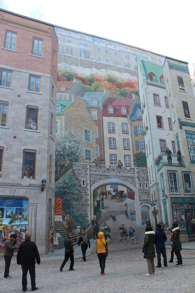 大きな壁一面に「だまし絵」が描かれています。