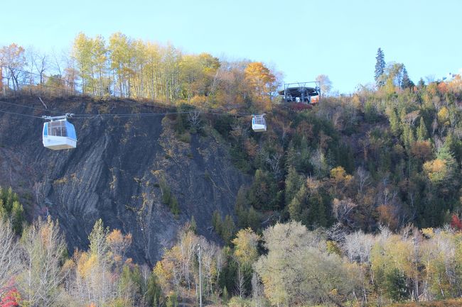 ケーブルカーで滝の上まで行けます。