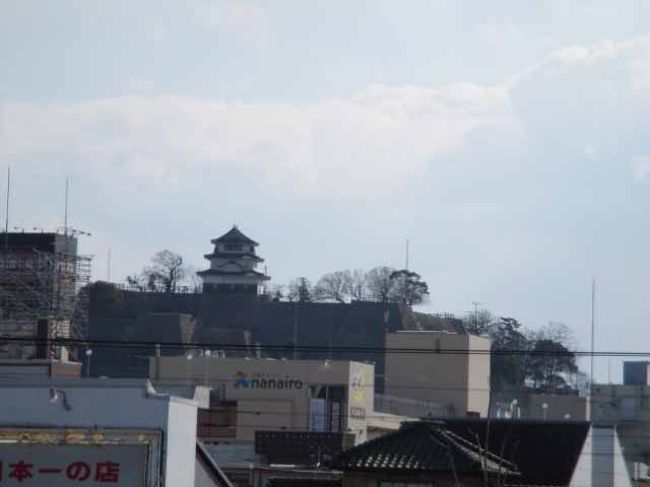 岡山行きだったので<br />丸亀駅で高松行へ乗り換え<br />丸亀城様<br />遠目でも　石垣様は美しい。<br />ホームの高松岡山方面端っこから撮影<br />もっと　美しく写真を残したかったぁぁぁぁ