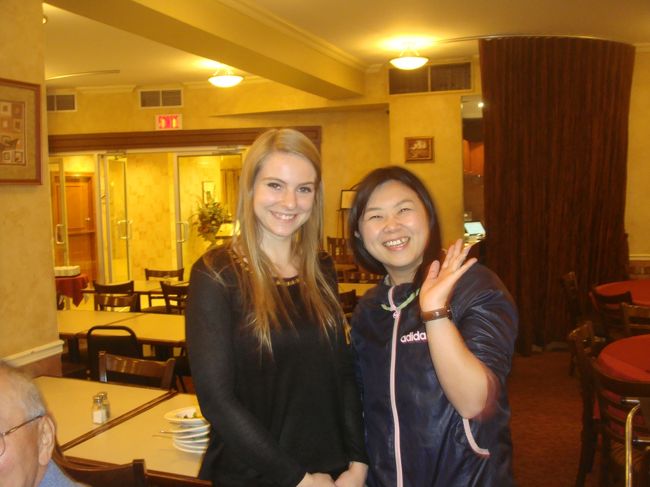 夕食時レストランにいた店員と、今回の添乗員です。<br /><br />可愛かったですよ・・・・・