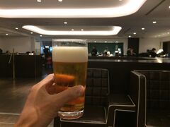 朝一で羽田空港国内線第一ターミナルへ
JALラウンジでシャワー浴びてビール飲んだら那覇に向かって搭乗です(^ ^)