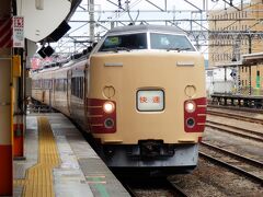 八王子から乗るのがこちら。臨時快速「山梨富士」号。
今となっては希少な国鉄色の１８９系。かつてムーンライトながらで幾度とお世話になりました。