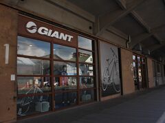 散歩しているときに見かけた、ＨＯＴＥＬ　ＣＹＣＬＥ（ホテルサイクル）の一角に有るＧＩＡＮＴストア

まだ早朝で、店は開いていないので外から眺めるだけ

ここでレンタルもできるそうな