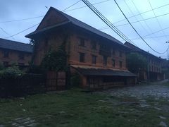 ポカラでは障害者施設セワケンドラの3階に新しく作った
宿泊施設に滞在、毎朝早朝ウォーキングをしながらジム通い

オールドバザールはウォーキングコースです